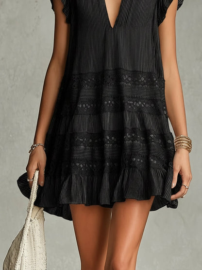 Vestido Mini de Encaje Negro sin Esfuerzo para Mujeres con Cuello Abierto, Mangas de Volante y Dobladillo con Volantes Estilo Bohemio