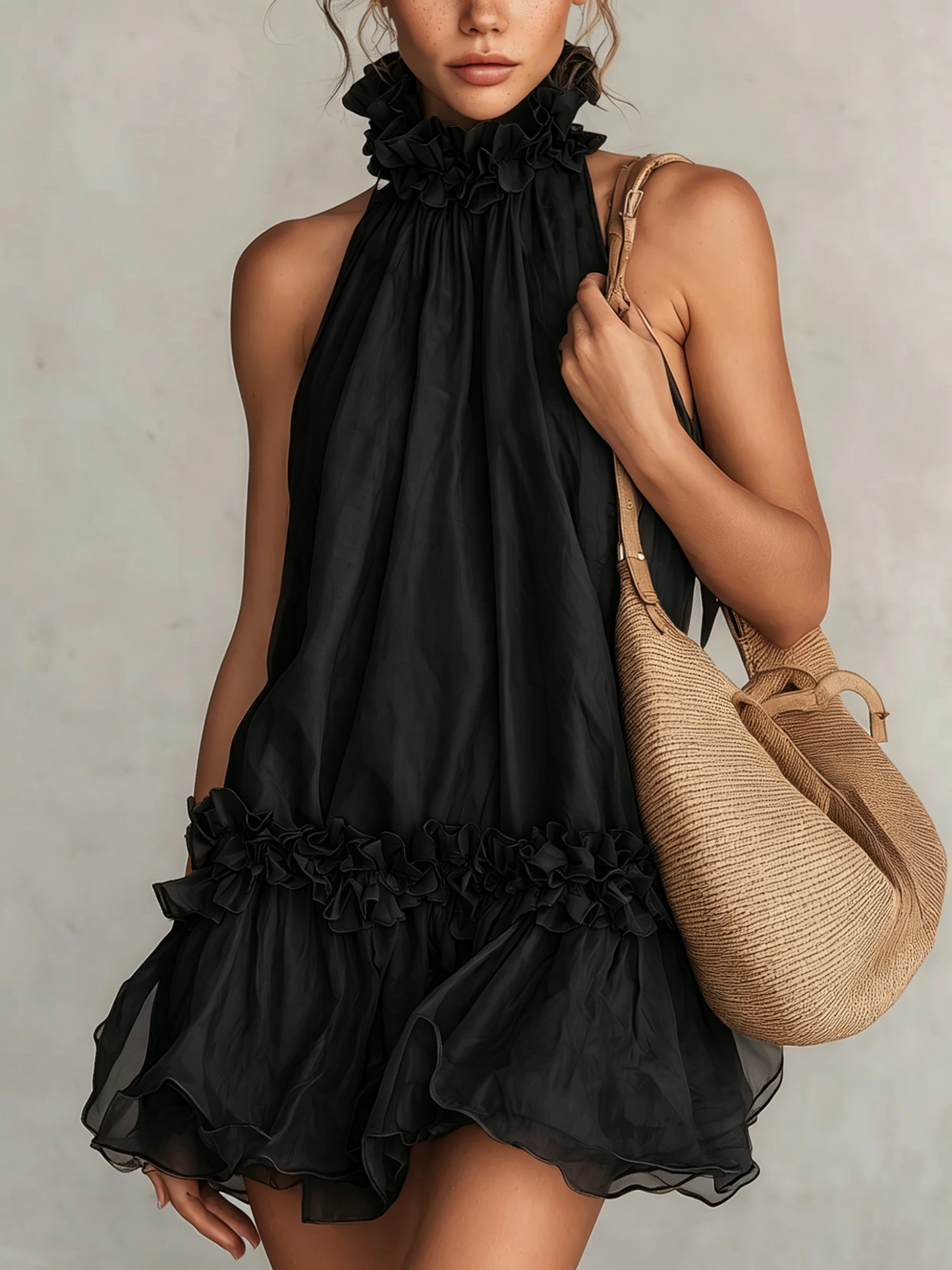 Elegante Vestido Mini de Organza Negra para Mujeres con Cuello Halter Fruncido y Dobladillo en Capas