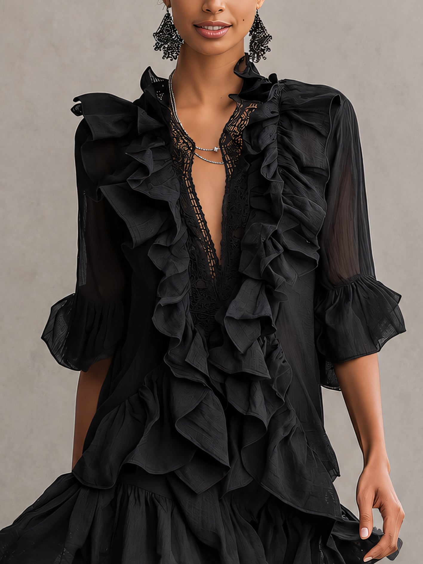 Elegante Vestido Mini Negro con Volantes para Mujeres con Escote en V y Mangas de Campana con Detalle de Encaje