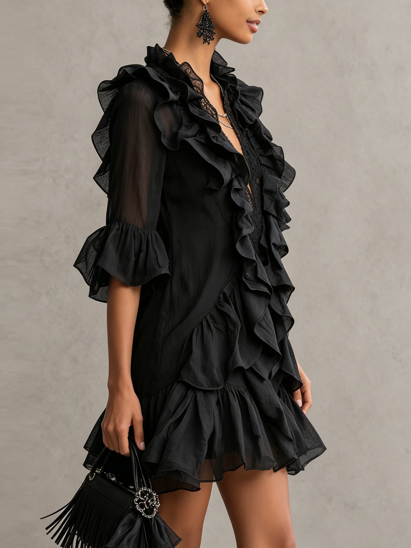 Elegante Vestido Mini Negro con Volantes para Mujeres con Escote en V y Mangas de Campana con Detalle de Encaje