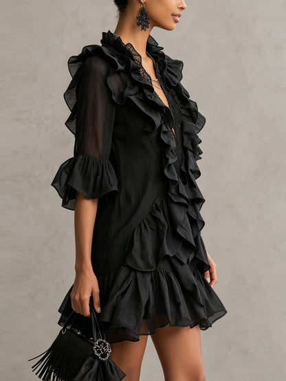 Elegante Vestido Mini Negro con Volantes para Mujeres con Escote en V y Mangas de Campana con Detalle de Encaje