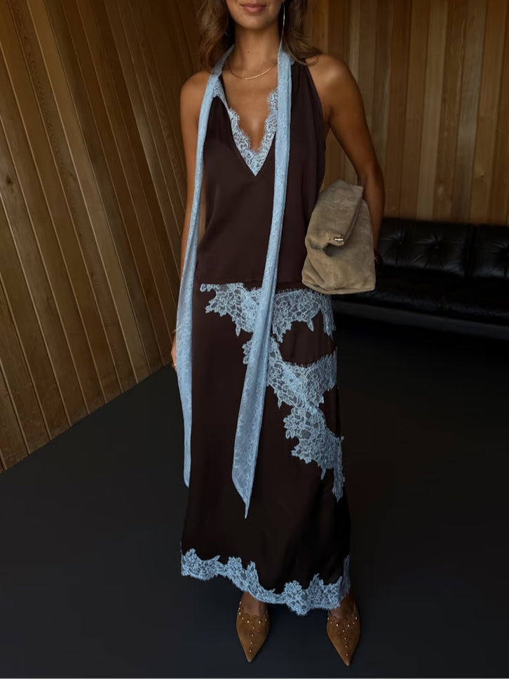 Elegante vestido maxi de satén marrón para mujeres con cuello halter, sin mangas, con aplicación de encaje y estilo fluido