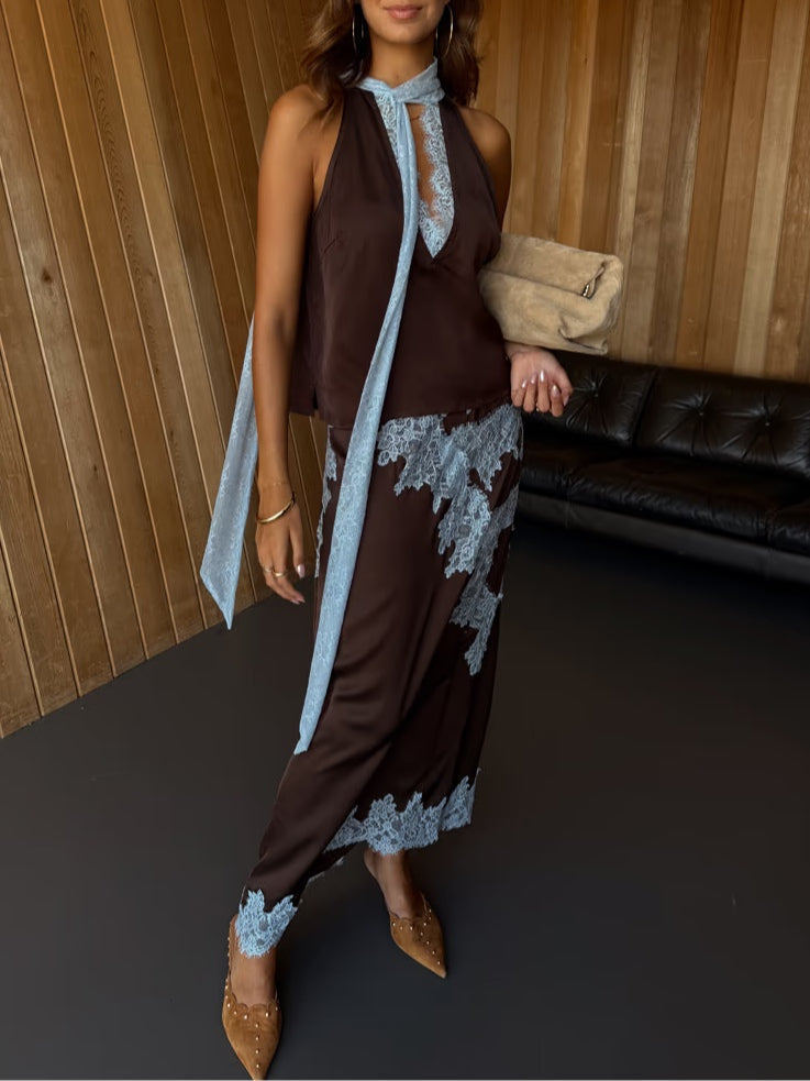 Elegante vestido maxi de satén marrón para mujeres con cuello halter, sin mangas, con aplicación de encaje y estilo fluido