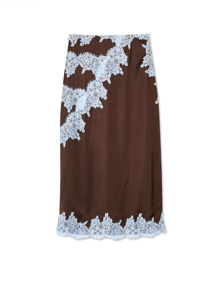 Elegante vestido maxi de satén marrón para mujeres con cuello halter, sin mangas, con aplicación de encaje y estilo fluido