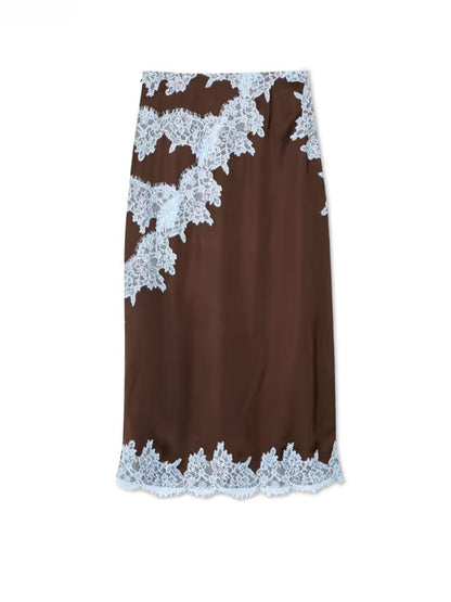 Elegante vestido maxi de satén marrón para mujeres con cuello halter, sin mangas, con aplicación de encaje y estilo fluido