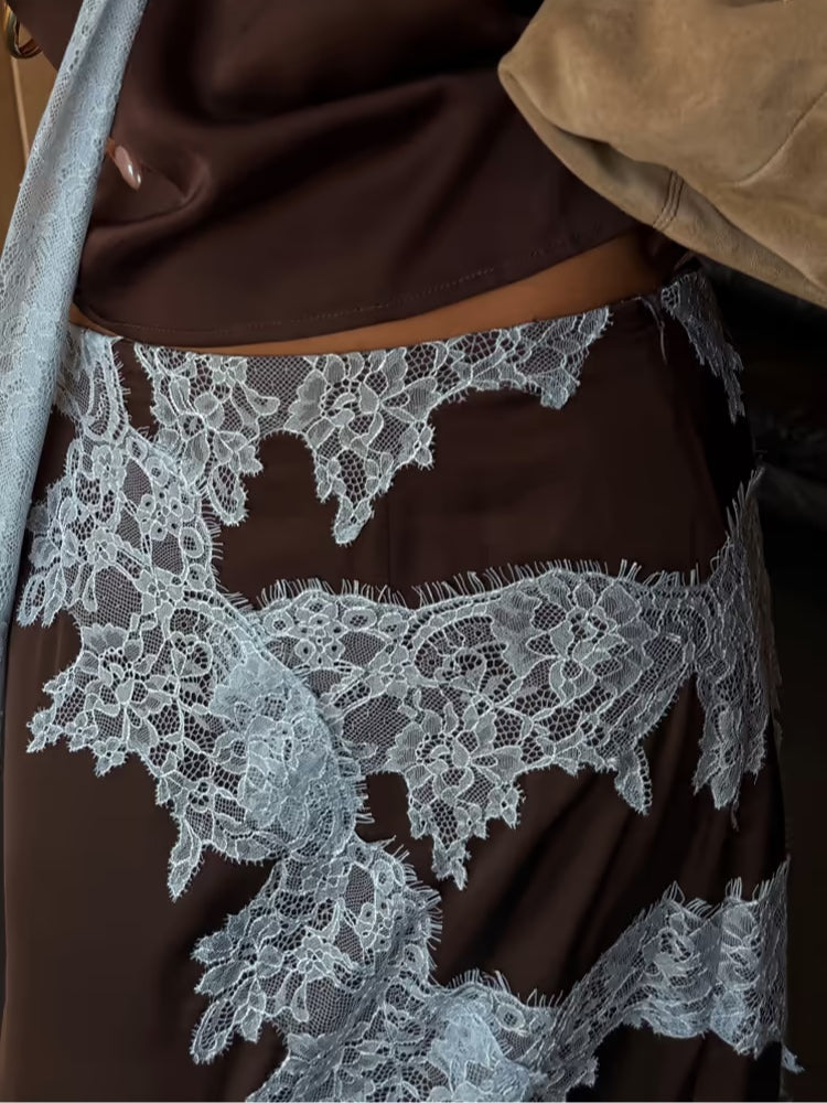 Elegante vestido maxi de satén marrón para mujeres con cuello halter, sin mangas, con aplicación de encaje y estilo fluido