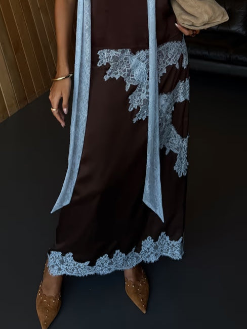 Elegante vestido maxi de satén marrón para mujeres con cuello halter, sin mangas, con aplicación de encaje y estilo fluido
