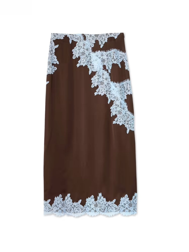 Elegante vestido maxi de satén marrón para mujeres con cuello halter, sin mangas, con aplicación de encaje y estilo fluido