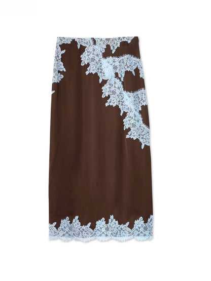 Elegante vestido maxi de satén marrón para mujeres con cuello halter, sin mangas, con aplicación de encaje y estilo fluido