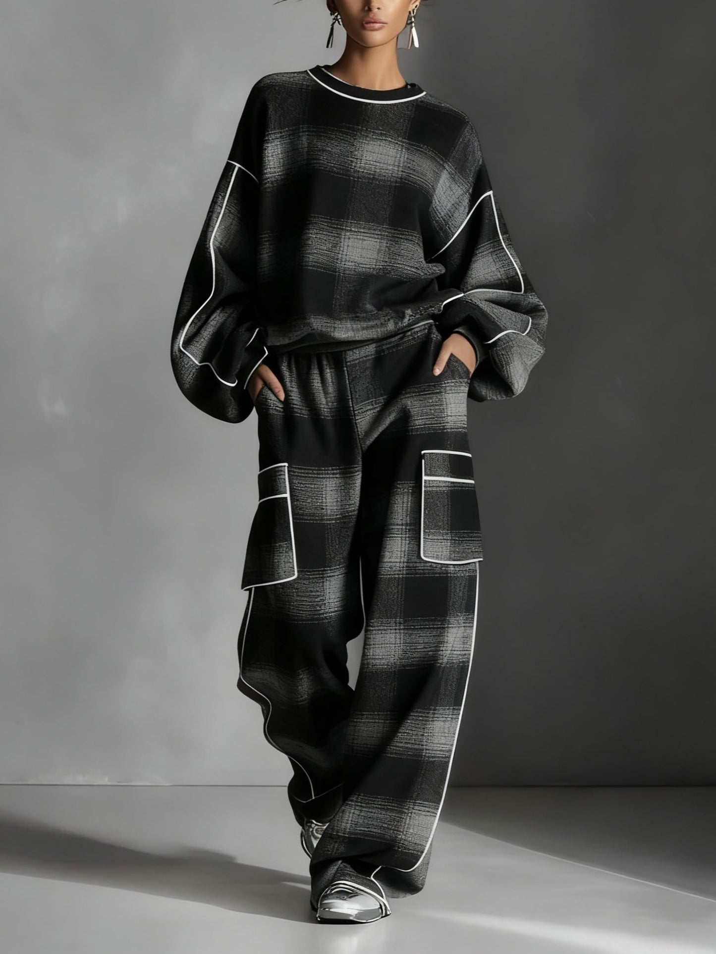 Conjunto de Dos Piezas de Cuadros Negros y Grises para Mujeres con Sudadera Oversized y Pantalones Cargo de Pierna Ancha en Estilo Relajado