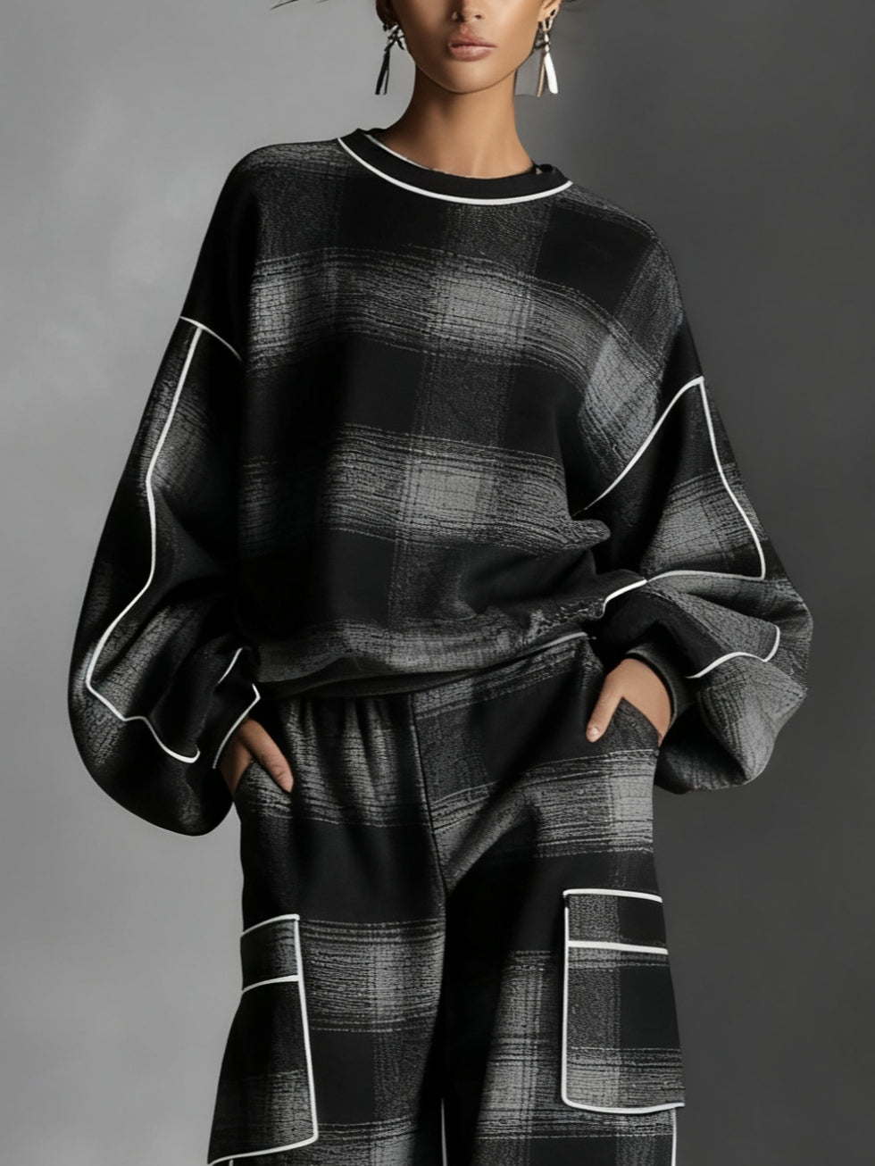 Conjunto de Dos Piezas de Cuadros Negros y Grises para Mujeres con Sudadera Oversized y Pantalones Cargo de Pierna Ancha en Estilo Relajado