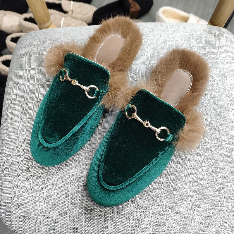 Mules Cómodas para Mujeres con Forro de Piel Sintética y Detalle de Hebilla, Estilo Slip On