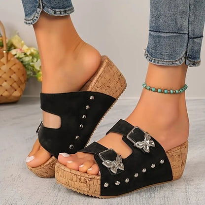 Sandalias de cuña negras cómodas para mujeres con detalle de hebilla y tachuelas, plataforma de corcho y estilo de punta abierta
