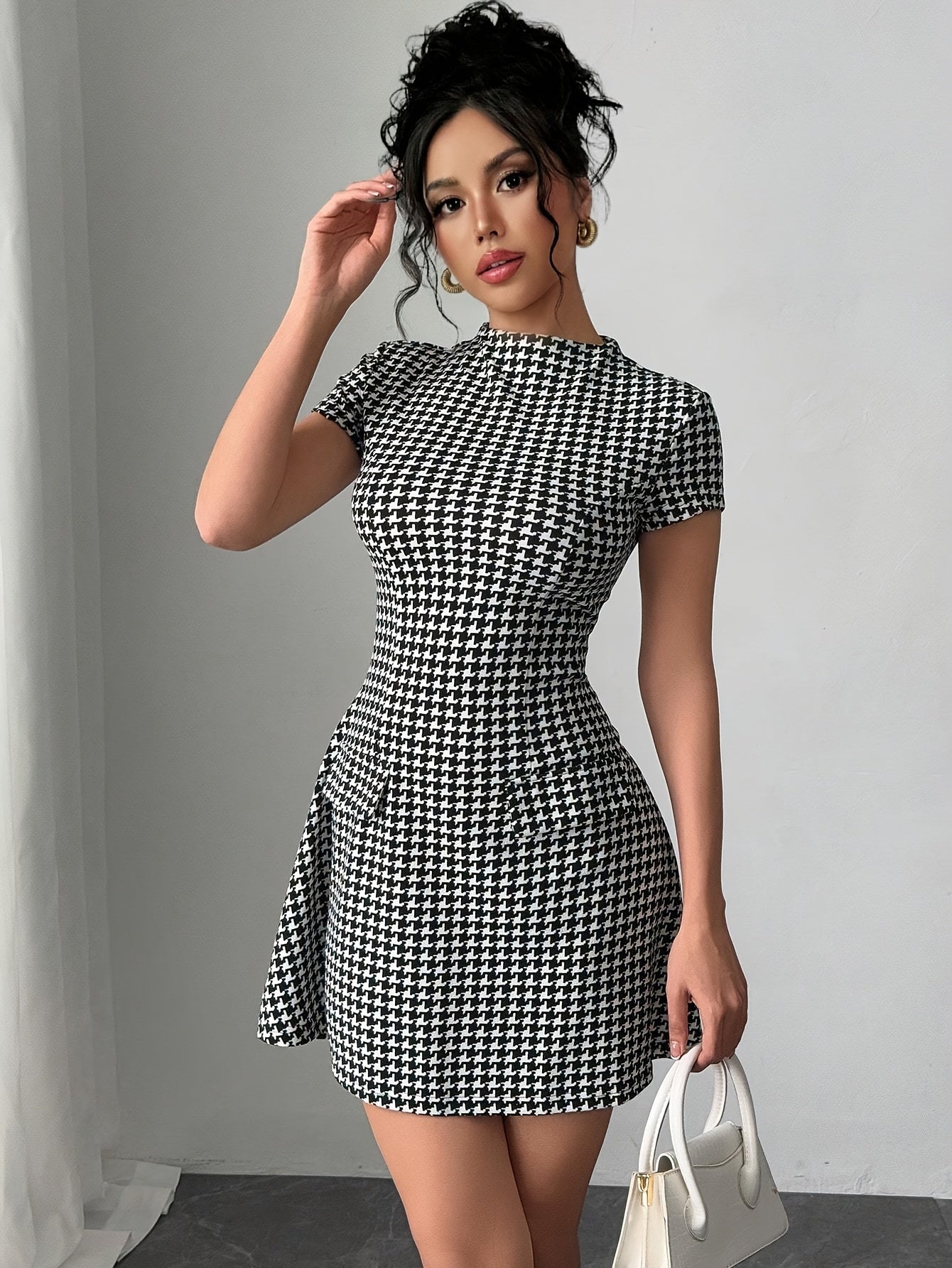 Elegante Mini Vestido de Houndstooth en Blanco y Negro para Mujeres con Cuello Alto, Mangas Cortas y Estilo de Cóctel Fit and Flare