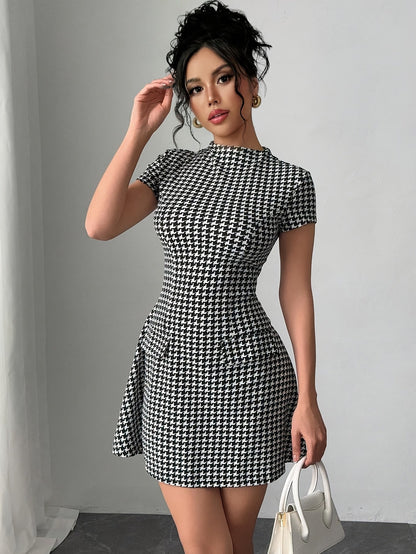 Elegante Mini Vestido de Houndstooth en Blanco y Negro para Mujeres con Cuello Alto, Mangas Cortas y Estilo de Cóctel Fit and Flare