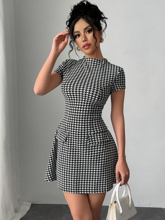 Elegante Mini Vestido de Houndstooth en Blanco y Negro para Mujeres con Cuello Alto, Mangas Cortas y Estilo de Cóctel Fit and Flare