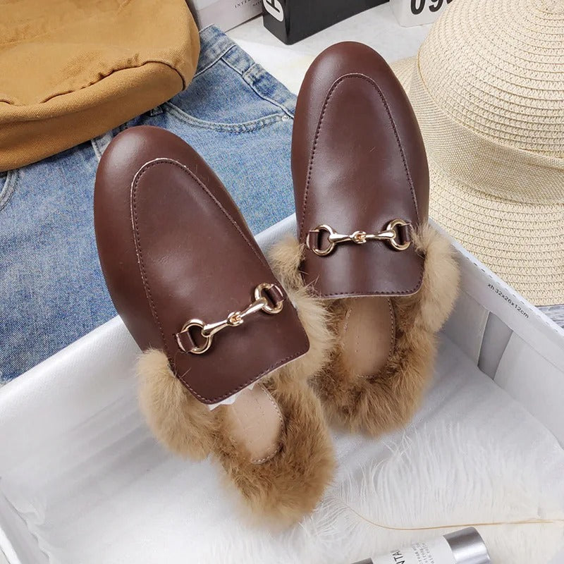 Mules Cómodas para Mujeres con Forro de Piel Sintética y Detalle de Hebilla, Estilo Slip On