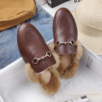 Mules Cómodas para Mujeres con Forro de Piel Sintética y Detalle de Hebilla, Estilo Slip On
