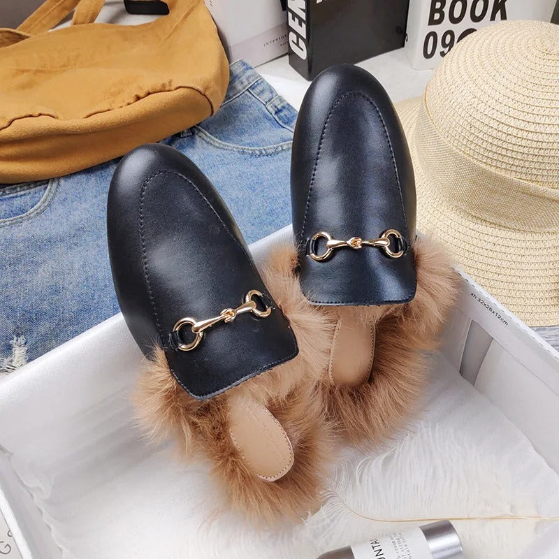 Mules Cómodas para Mujeres con Forro de Piel Sintética y Detalle de Hebilla, Estilo Slip On