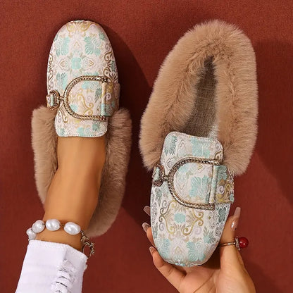 Mules Beige Cómodos para Mujeres con Detalle de Hebilla y Ribete de Piel Sintética Estilo Slip On