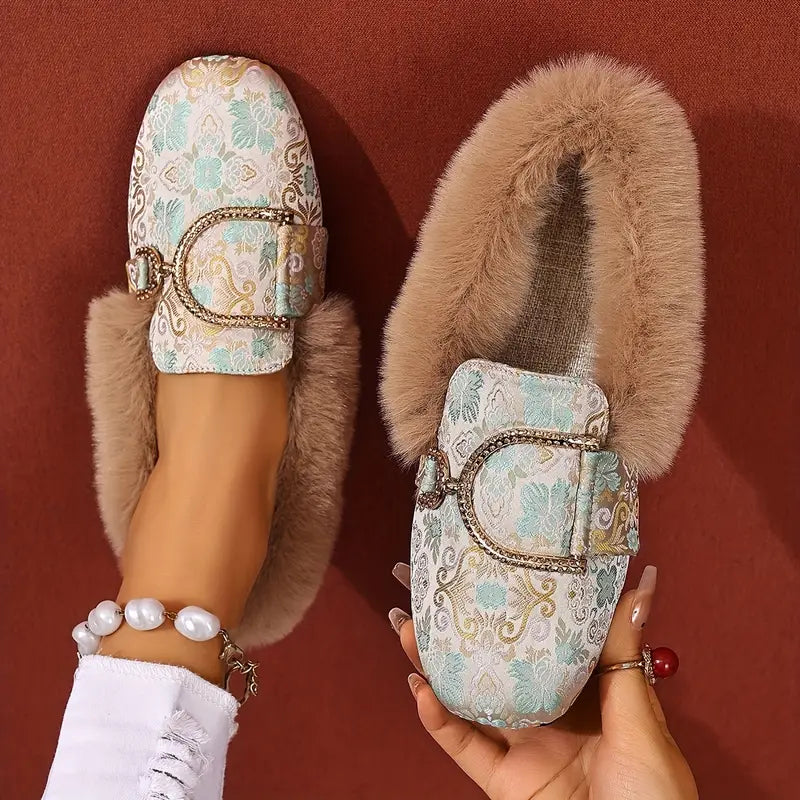 Zapatos de Casa Beige Elegantes para Mujeres con Forro de Piel Sintética, Detalle de Hebilla, Estilo Slip On
