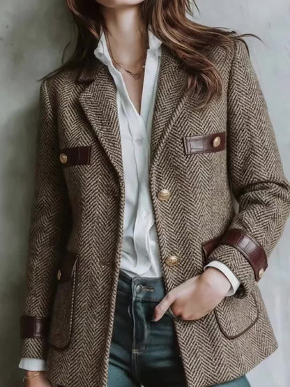 Blazer Elegante de Tweed Herringbone en Caqui para Mujeres con Cuello de Solapa y Mangas Largas con Detalles de Cuero y Botones Dorados