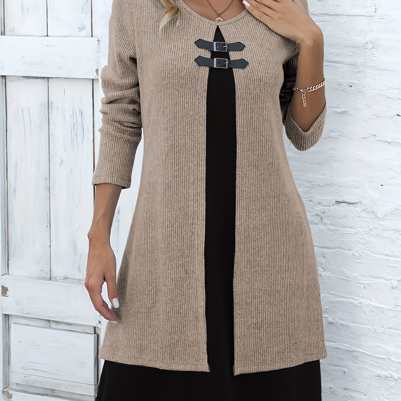 Vestido de Suéter de Punto Acanalado Cómodo para Mujeres con Cuello Redondo, Manga Larga y Detalle de Hebilla en Estilo Capas