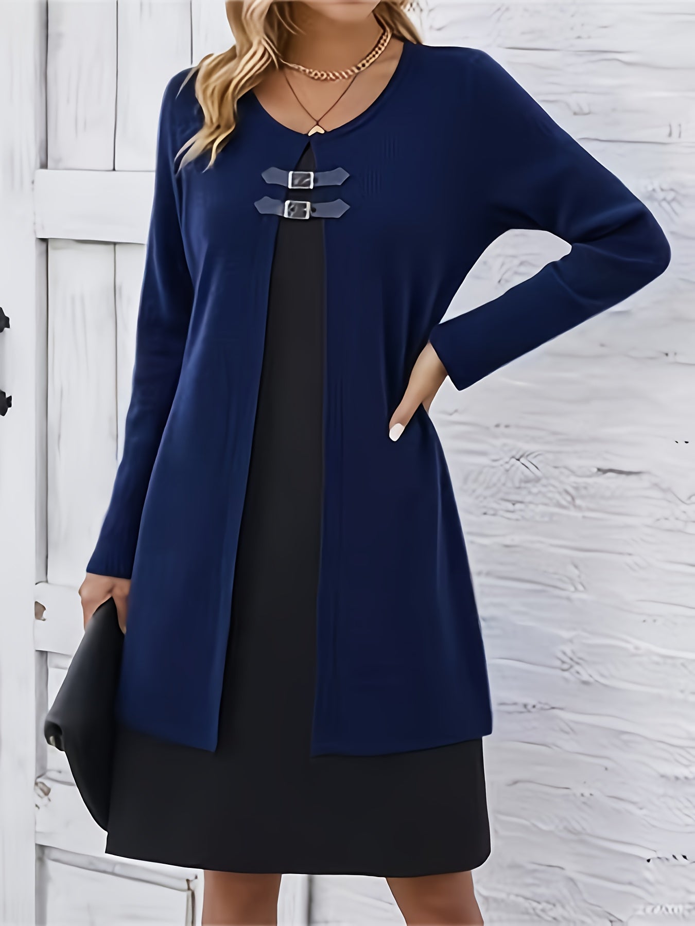 Vestido de Suéter de Punto Acanalado Cómodo para Mujeres con Cuello Redondo, Manga Larga y Detalle de Hebilla en Estilo Capas