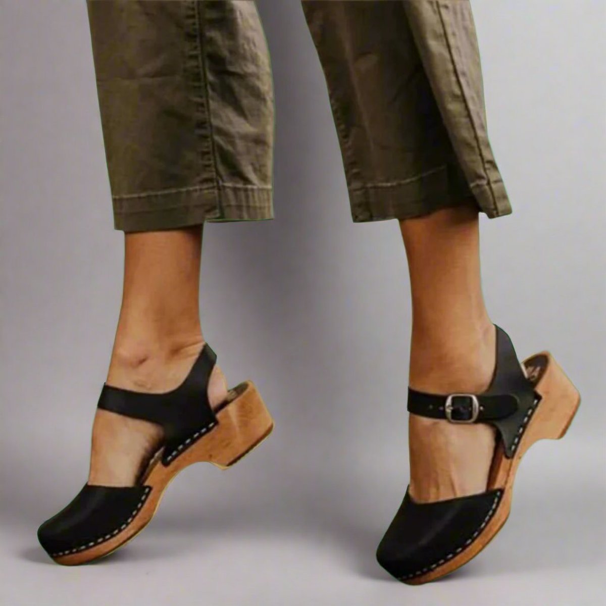 Sandalía de Madera de Cuero para Mujeres con Tira de Hebilla y Punta Cerrada, Estilo Casual
