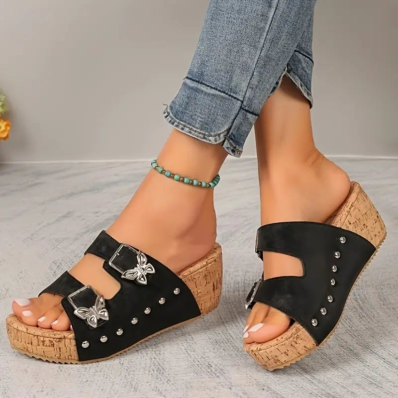 Sandalias de cuña negras cómodas para mujeres con detalle de hebilla y tachuelas, plataforma de corcho y estilo de punta abierta
