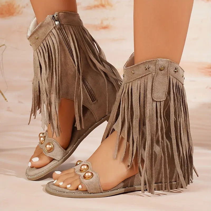 Sandalias Gladiadoras Cómodas para Mujeres con Flecos Largos y Detalle de Tachuelas Estilo Plano con Correa de Tobillo