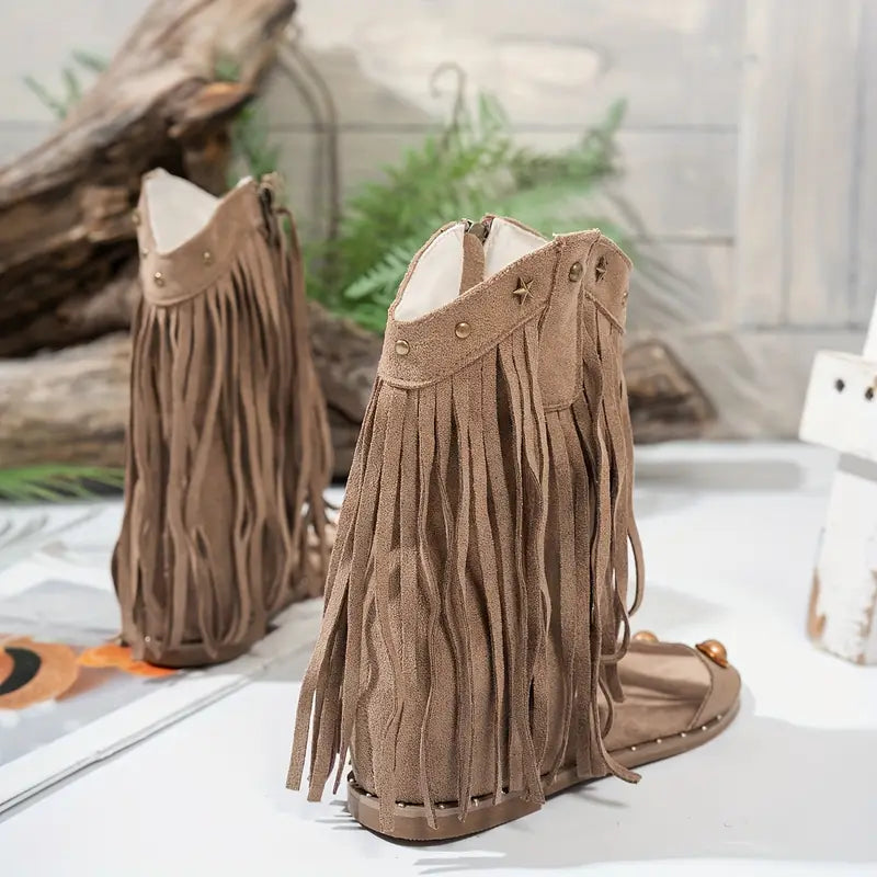 Sandalias Gladiadoras Cómodas para Mujeres con Flecos Largos y Detalle de Tachuelas Estilo Plano con Correa de Tobillo