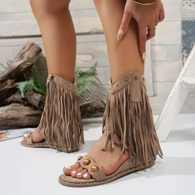 Sandalias Gladiadoras Cómodas para Mujeres con Flecos Largos y Detalle de Tachuelas Estilo Plano con Correa de Tobillo