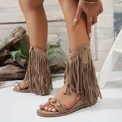 Sandalias Gladiadoras Cómodas para Mujeres con Flecos Largos y Detalle de Tachuelas Estilo Plano con Correa de Tobillo