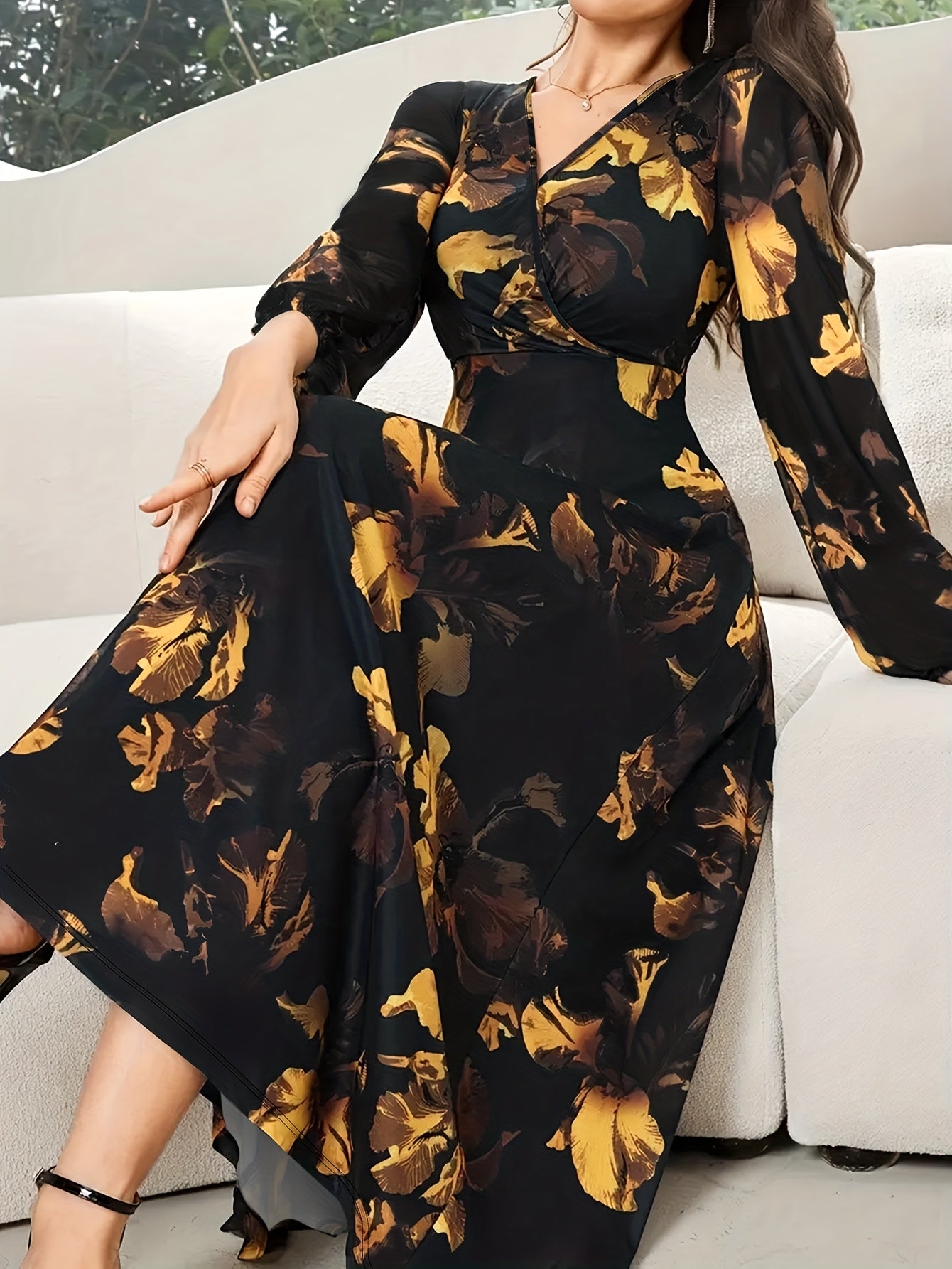 Elegante Vestido Maxi Floral Negro para Mujeres con Escote en V, Mangas Obispo y Dobladillo Asimétrico