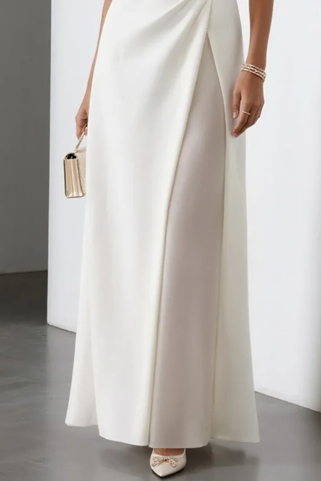 Elegante Vestido Maxi Blanco para Mujeres con Escote Barco Sin Mangas y Con Detalle de Grieta Frontal para Invitadas a Bodas
