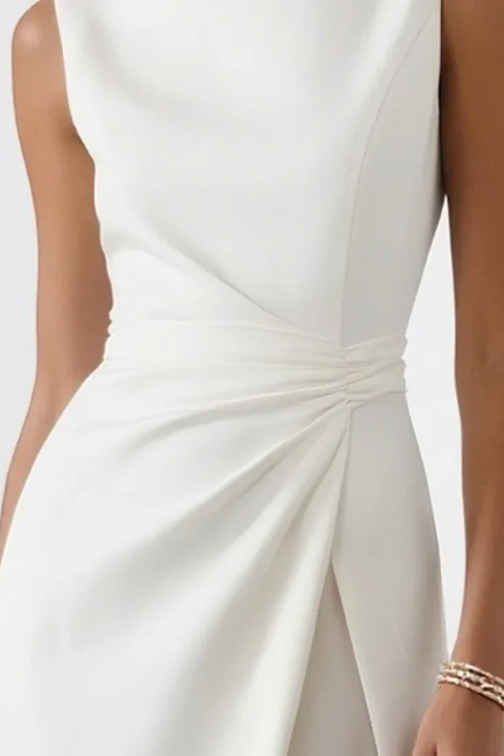 Elegante Vestido Maxi Blanco para Mujeres con Escote Barco Sin Mangas y Con Detalle de Grieta Frontal para Invitadas a Bodas