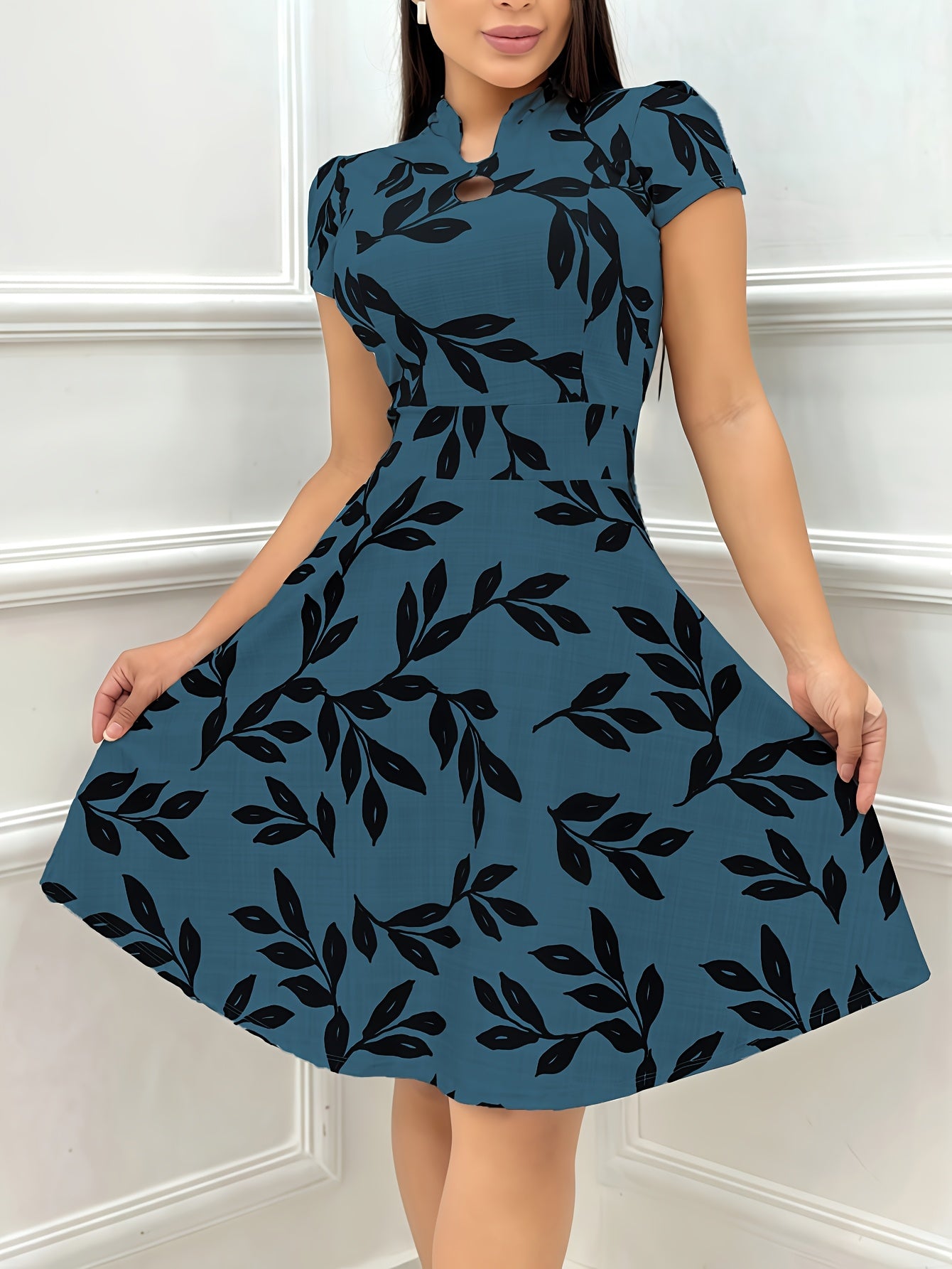 Vestido Elegante de Impresión de Hojas con Corte Ajustado y Amplio para Mujeres con Cuello en Forma de Ojal y Mangas Cortas Fluidas