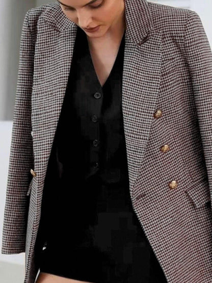 Conjunto Elegante de Tres Piezas en Houndstooth Café para Mujeres con Blazer de Doble Botón y Solapas, Chaleco y Pantalones Cortos de Estilo Formal