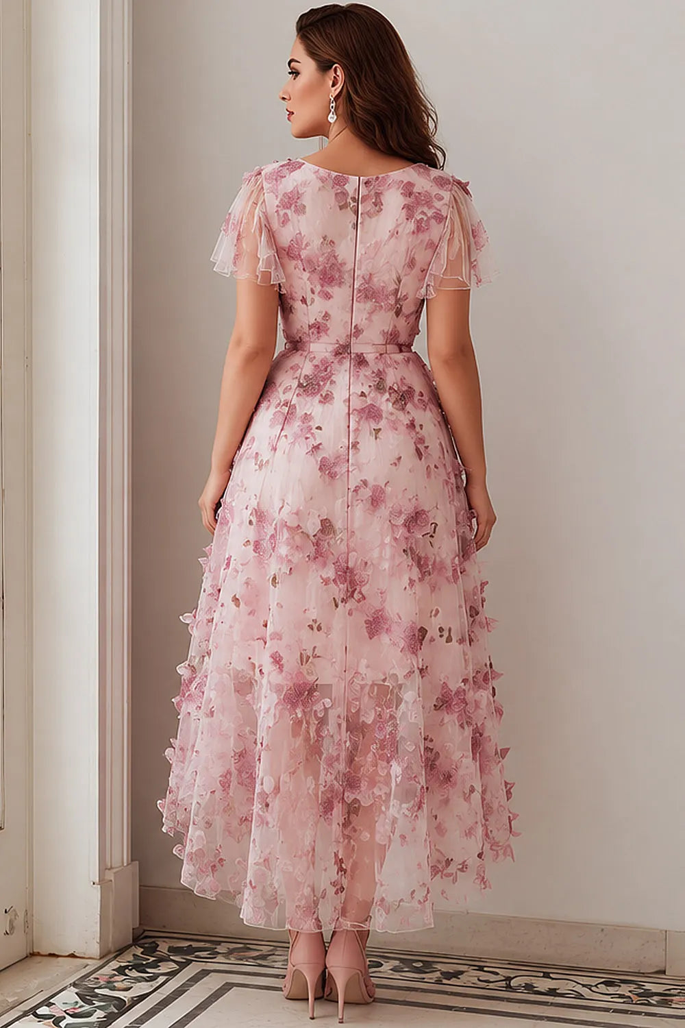 Elegante Vestido Midi Floral Rosa Claro para Mujeres con Escote en V y Mangas de Volante para Invitadas de Boda