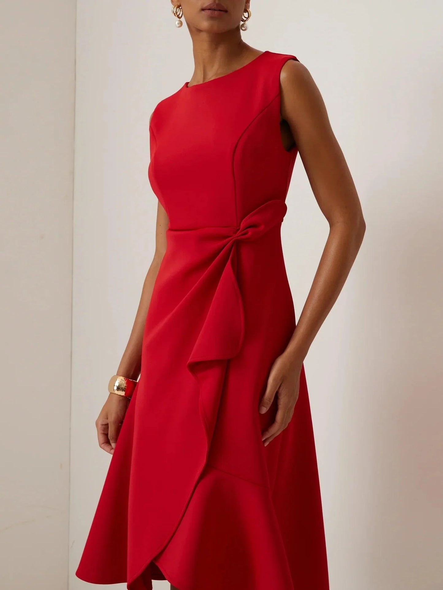 Vestido Midi Elegante con Drapé para Mujeres con Escote Barco, Sin Mangas y Bajo con Volantes Asimétricos Estilo Cóctel