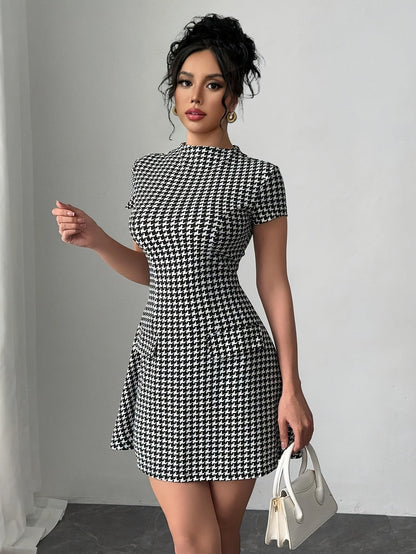 Elegante Mini Vestido de Houndstooth en Blanco y Negro para Mujeres con Cuello Alto, Mangas Cortas y Estilo de Cóctel Fit and Flare
