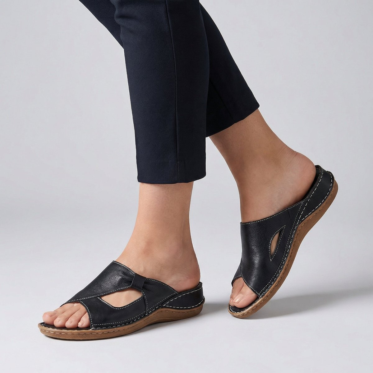 Sandalia Wedge de Cuero Cómoda para Mujeres con Corte Peep Toe y Estilo Confort
