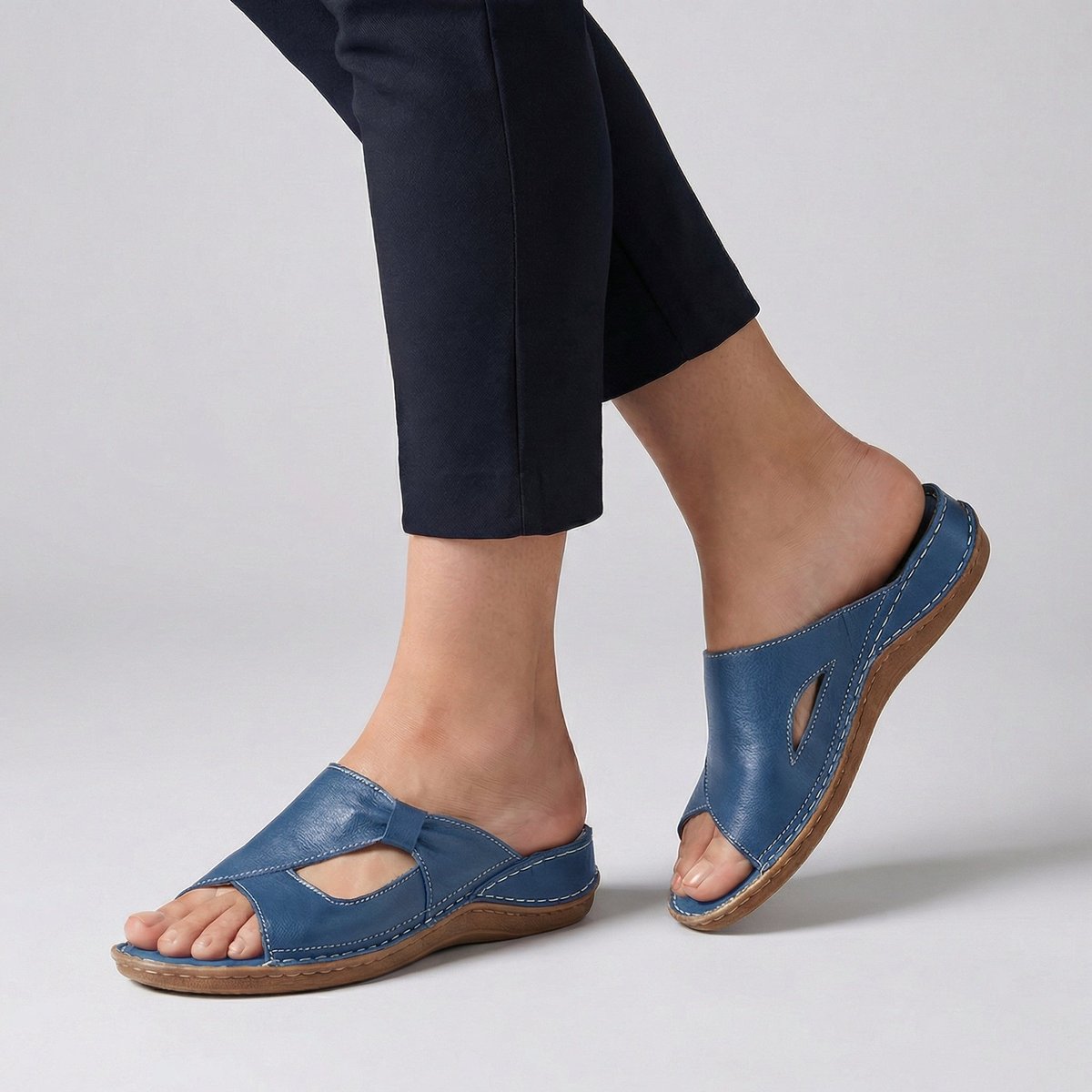 Sandalia Wedge de Cuero Cómoda para Mujeres con Corte Peep Toe y Estilo Confort