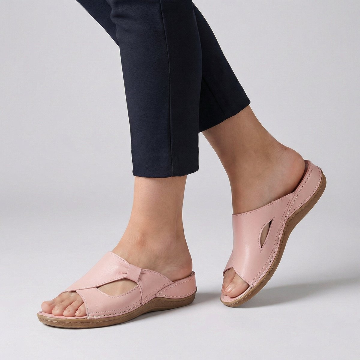 Sandalia Wedge de Cuero Cómoda para Mujeres con Corte Peep Toe y Estilo Confort