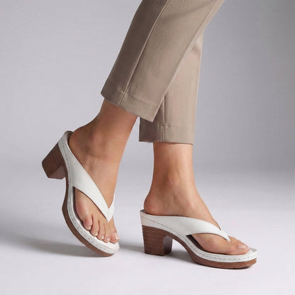 Sandalía de Plataforma Elegante de Cuero Negro para Mujeres con Tira de Dedo y Tacón de Madera Apilada Estilo Casual