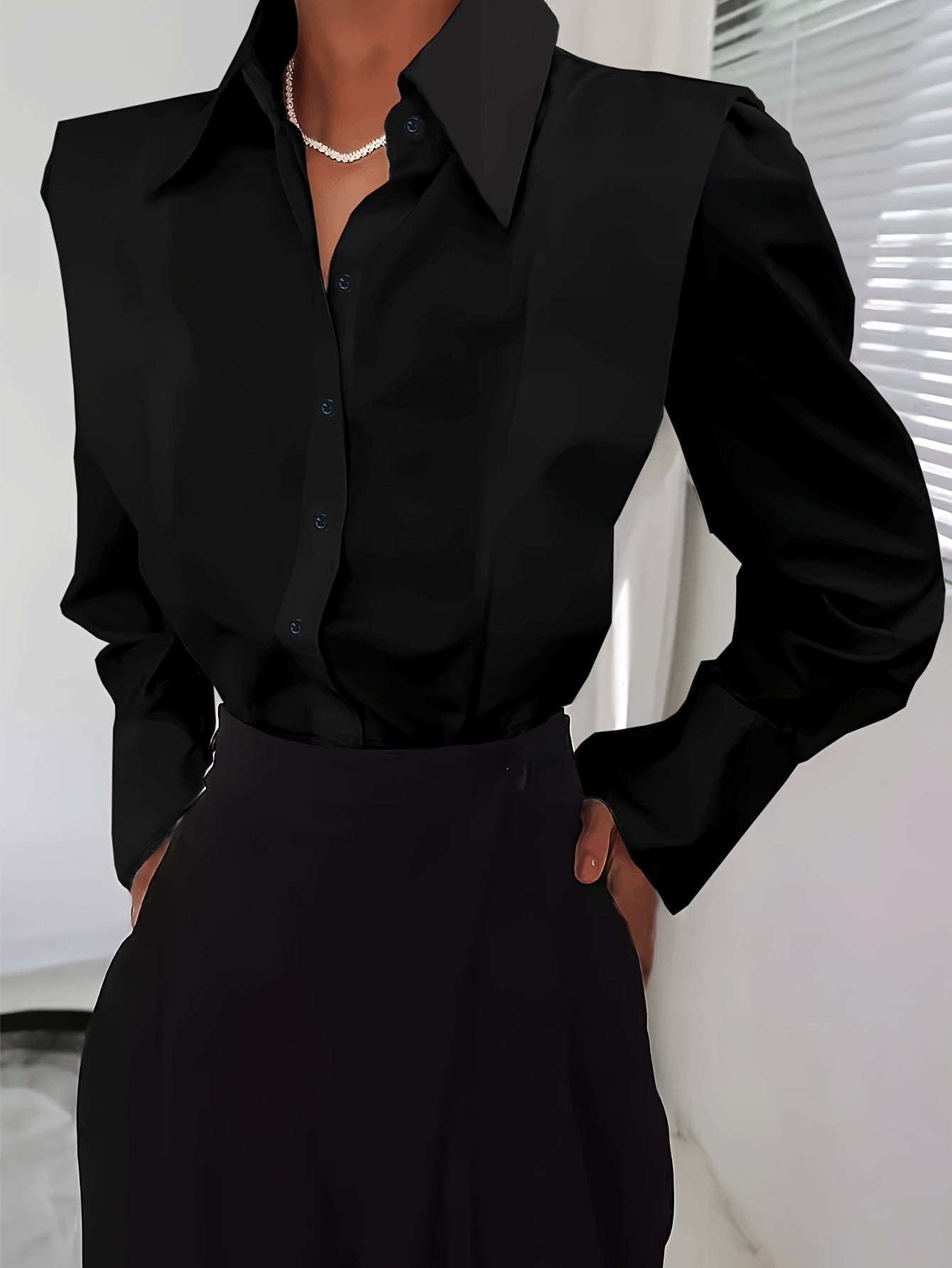 Blusa Estructurada Elegante para Mujeres con Cuello Punto, Manga Larga, Hombros Abullonados, Botón Frontal, Estilo Casual