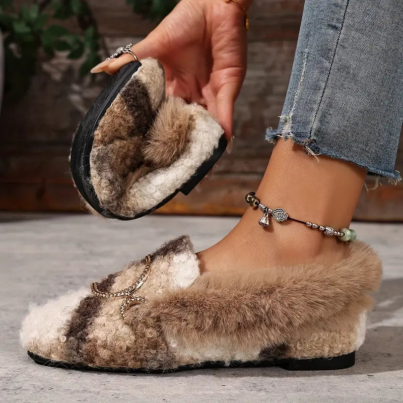 Zapatillas Beige Cómodas para Mujeres con Parte Superior de Piel Sintética y Detalle de Lazo, Estilo de Zapato de Casa Slip On