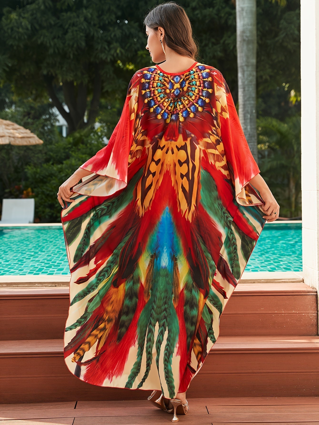 Elegante Kaftán Maxi de Impresión de Plumas Multicolor para Mujeres con Cuello en V y Manga Murciélago Adornada en Estilo Fluido