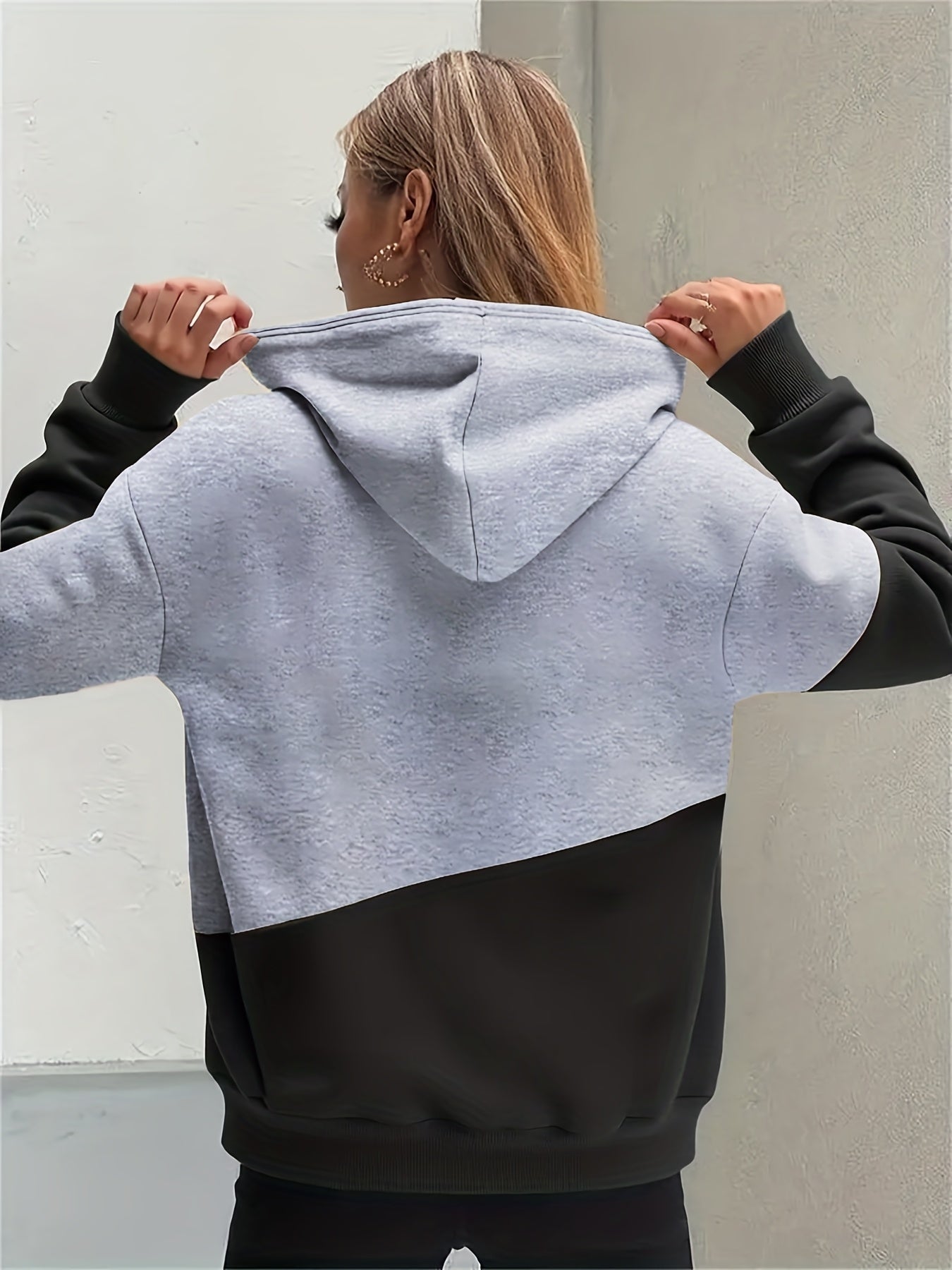Sudadera gráfica de color bloque cómoda para mujeres con cuello de cowl, manga larga, bolsillo canguro y estilo relajado